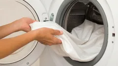 Witte kleding op de juiste manier in de wasmachine wassen, zodat het perfect schoon blijft en niet vergeelt